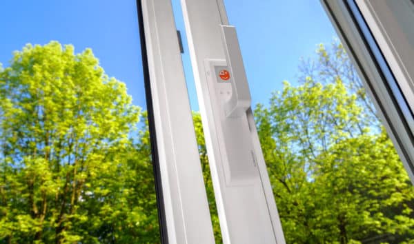 offenes Fenster mit Griff